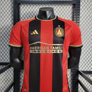 Camisa Atlanta United Home I 2023/24 Adidas Jogador Masculina - modelo vermelho e preto, uniforme principal do clube norte-americano em versão jogador, escudo em destaque e design moderno assinado pela Adidas.