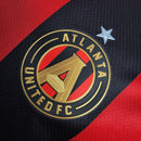 Camisa Atlanta United Home I 2023/24 Adidas Jogador Masculina - modelo vermelho e preto, uniforme principal do clube norte-americano em versão jogador, escudo em destaque e design moderno assinado pela Adidas.