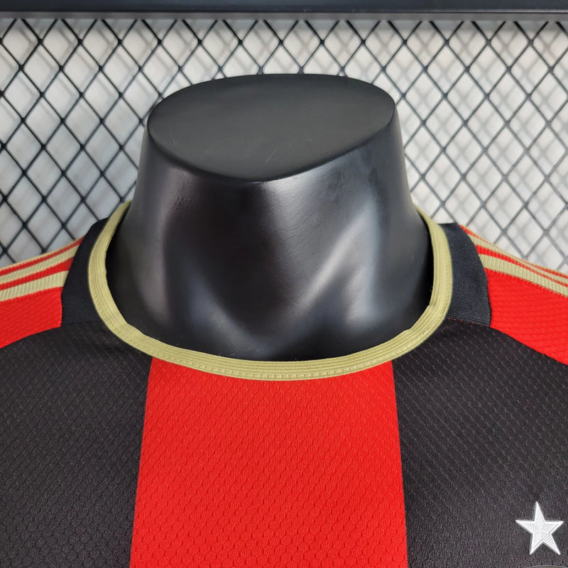 Camisa Atlanta United Home I 2023/24 Adidas Jogador Masculina - modelo vermelho e preto, uniforme principal do clube norte-americano em versão jogador, escudo em destaque e design moderno assinado pela Adidas.