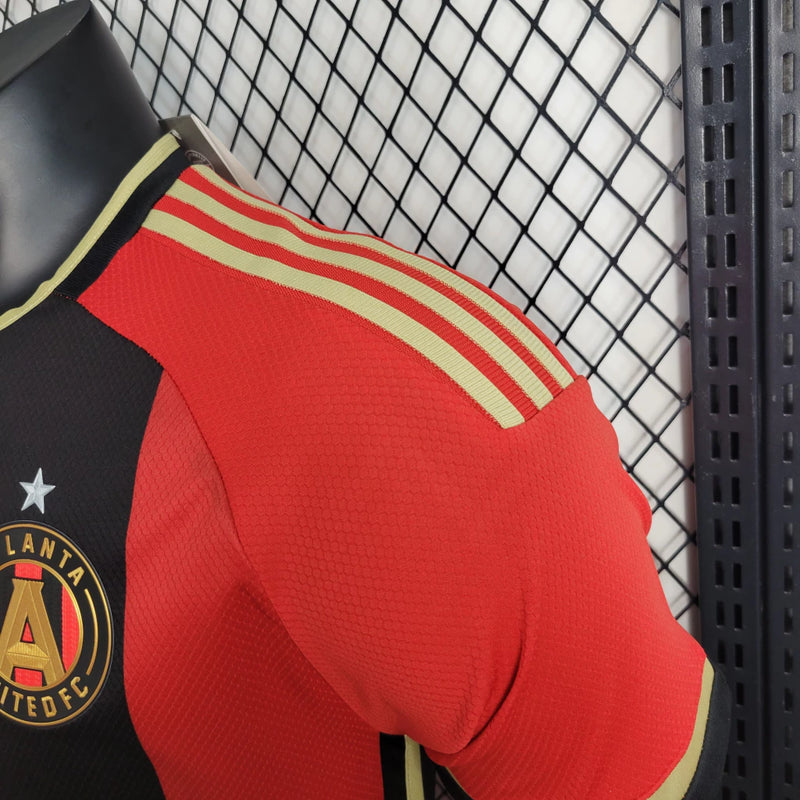 Camisa Atlanta United Home I 2023/24 Adidas Jogador Masculina - modelo vermelho e preto, uniforme principal do clube norte-americano em versão jogador, escudo em destaque e design moderno assinado pela Adidas.