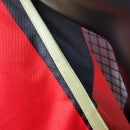 Camisa Atlanta United Home I 2023/24 Adidas Jogador Masculina - modelo vermelho e preto, uniforme principal do clube norte-americano em versão jogador, escudo em destaque e design moderno assinado pela Adidas.