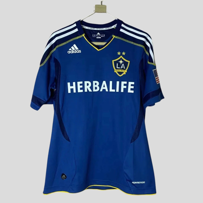 Camisa Los Angeles Galaxy Away II 2011/12 Adidas Retrô Masculina - modelo azul, uniforme de visitante clássico da temporada 2011/12, escudo em destaque e design retrô assinado pela Adidas.