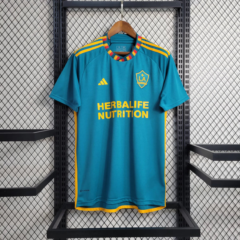 Camisa Los Angeles Galaxy Away II 2023/24 Adidas Torcedor Masculino - modelo verde, uniforme de visitante do clube norte-americano, escudo em destaque e design moderno assinado pela Adidas.