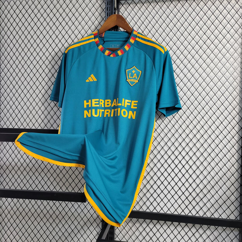 Camisa Los Angeles Galaxy Away II 2023/24 Adidas Torcedor Masculino - modelo verde, uniforme de visitante do clube norte-americano, escudo em destaque e design moderno assinado pela Adidas.