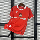Camisa Wrexham Home I 2025/26 Torcedor Masculina - modelo vermelho, uniforme principal do clube galês, escudo em destaque e design moderno para os torcedores.