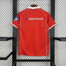 Camisa Wrexham Home I 2025/26 Torcedor Masculina - modelo vermelho, uniforme principal do clube galês, escudo em destaque e design moderno para os torcedores.