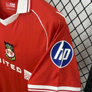 Camisa Wrexham Home I 2025/26 Torcedor Masculina - modelo vermelho, uniforme principal do clube galês, escudo em destaque e design moderno para os torcedores.
