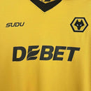 Camisa Wolverhampton Home I 2025/26 Torcedor Masculina - modelo amarelo, uniforme principal dos Wolves, escudo em destaque e design moderno para os torcedores.