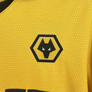 Camisa Wolverhampton Home I 2025/26 Torcedor Masculina - modelo amarelo, uniforme principal dos Wolves, escudo em destaque e design moderno para os torcedores.