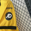 Camisa Wolverhampton Home I 2025/26 Torcedor Masculina - modelo amarelo, uniforme principal dos Wolves, escudo em destaque e design moderno para os torcedores.