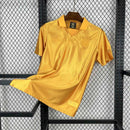 Camisa Wolverhampton 70 Anos Torcedor Masculina - modelo amarelo, edição especial comemorativa aos 70 anos do clube, escudo em destaque e design retrô com detalhes históricos.
