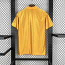 Camisa Wolverhampton 70 Anos Torcedor Masculina - modelo amarelo, edição especial comemorativa aos 70 anos do clube, escudo em destaque e design retrô com detalhes históricos.