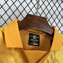 Camisa Wolverhampton 70 Anos Torcedor Masculina - modelo amarelo, edição especial comemorativa aos 70 anos do clube, escudo em destaque e design retrô com detalhes históricos.