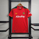 Camisa Wolverhampton Away II 2023/24 Torcedor Masculina - modelo vermelho, uniforme de visitante dos Wolves, escudo em destaque e design moderno para os torcedores.
