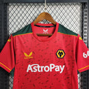 Camisa Wolverhampton Away II 2023/24 Torcedor Masculina - modelo vermelho, uniforme de visitante dos Wolves, escudo em destaque e design moderno para os torcedores.