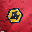 Camisa Wolverhampton Away II 2023/24 Torcedor Masculina - modelo vermelho, uniforme de visitante dos Wolves, escudo em destaque e design moderno para os torcedores.