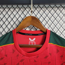 Camisa Wolverhampton Away II 2023/24 Torcedor Masculina - modelo vermelho, uniforme de visitante dos Wolves, escudo em destaque e design moderno para os torcedores.