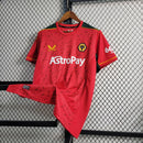 Camisa Wolverhampton Away II 2023/24 Torcedor Masculina - modelo vermelho, uniforme de visitante dos Wolves, escudo em destaque e design moderno para os torcedores.