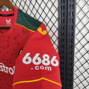 Camisa Wolverhampton Away II 2023/24 Torcedor Masculina - modelo vermelho, uniforme de visitante dos Wolves, escudo em destaque e design moderno para os torcedores.