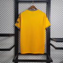Camisa Wolverhampton Home I 2023/24 Torcedor Masculina - modelo amarelo, uniforme principal dos Wolves, escudo em destaque e design clássico para os torcedores.