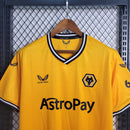 Camisa Wolverhampton Home I 2023/24 Torcedor Masculina - modelo amarelo, uniforme principal dos Wolves, escudo em destaque e design clássico para os torcedores.