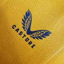 Camisa Wolverhampton Home I 2023/24 Torcedor Masculina - modelo amarelo, uniforme principal dos Wolves, escudo em destaque e design clássico para os torcedores.