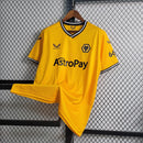 Camisa Wolverhampton Home I 2023/24 Torcedor Masculina - modelo amarelo, uniforme principal dos Wolves, escudo em destaque e design clássico para os torcedores.
