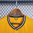 Camisa Wolverhampton Home I 2023/24 Torcedor Masculina - modelo amarelo, uniforme principal dos Wolves, escudo em destaque e design clássico para os torcedores.
