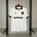 Camisa West Ham Third III 2024/25 Umbro Torcedor Masculina - modelo branco, terceiro uniforme dos Hammers, escudo em destaque e design moderno assinado pela Umbro.