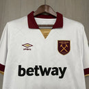 Camisa West Ham Third III 2024/25 Umbro Torcedor Masculina - modelo branco, terceiro uniforme dos Hammers, escudo em destaque e design moderno assinado pela Umbro.