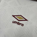 Camisa West Ham Third III 2024/25 Umbro Torcedor Masculina - modelo branco, terceiro uniforme dos Hammers, escudo em destaque e design moderno assinado pela Umbro.