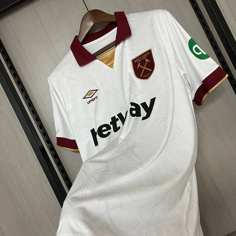 Camisa West Ham Third III 2024/25 Umbro Torcedor Masculina - modelo branco, terceiro uniforme dos Hammers, escudo em destaque e design moderno assinado pela Umbro.