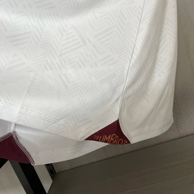 Camisa West Ham Third III 2024/25 Umbro Torcedor Masculina - modelo branco, terceiro uniforme dos Hammers, escudo em destaque e design moderno assinado pela Umbro.