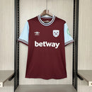 Camisa West Ham Home I 2024/25 Umbro Torcedor Masculina - modelo vinho, uniforme principal dos Hammers, escudo em destaque e design clássico assinado pela Umbro.