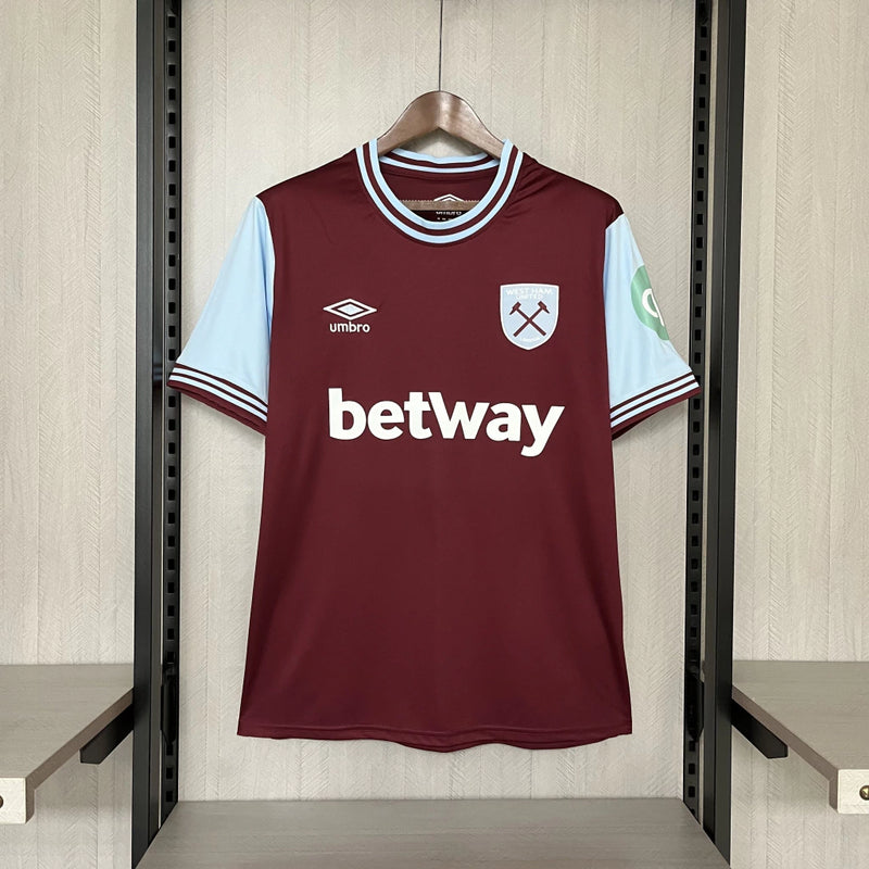 Camisa West Ham Home I 2024/25 Umbro Torcedor Masculina - modelo vinho, uniforme principal dos Hammers, escudo em destaque e design clássico assinado pela Umbro.