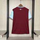 Camisa West Ham Home I 2024/25 Umbro Torcedor Masculina - modelo vinho, uniforme principal dos Hammers, escudo em destaque e design clássico assinado pela Umbro.