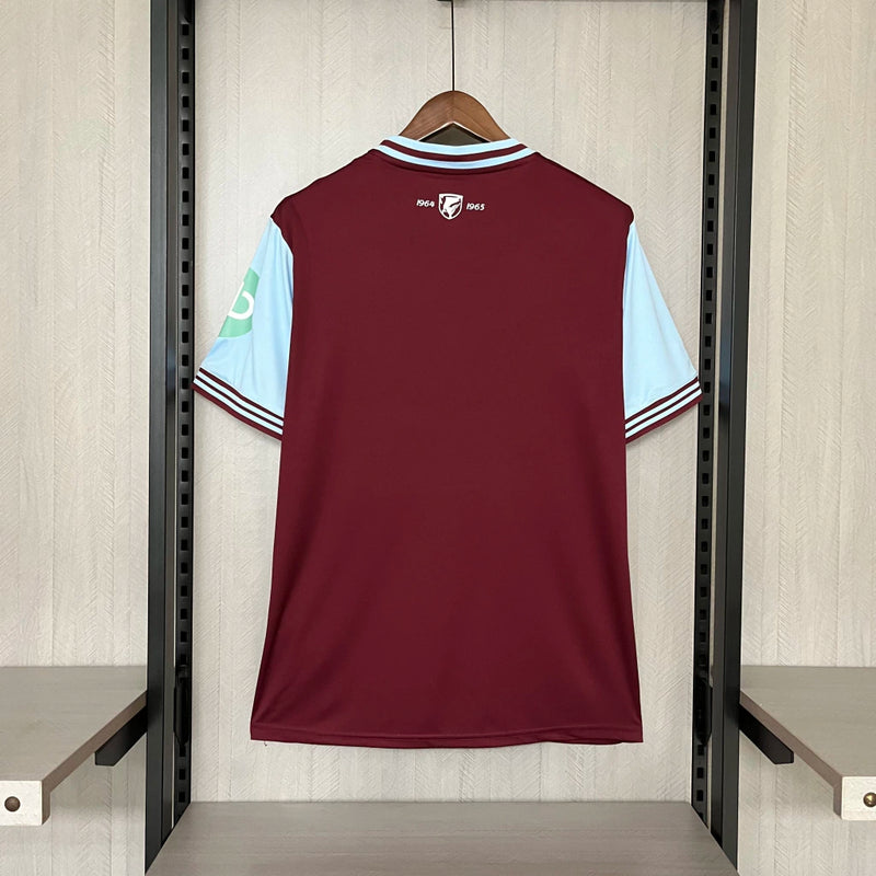 Camisa West Ham Home I 2024/25 Umbro Torcedor Masculina - modelo vinho, uniforme principal dos Hammers, escudo em destaque e design clássico assinado pela Umbro.