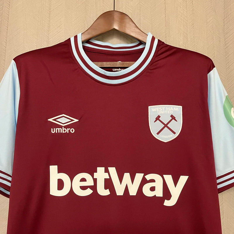 Camisa West Ham Home I 2024/25 Umbro Torcedor Masculina - modelo vinho, uniforme principal dos Hammers, escudo em destaque e design clássico assinado pela Umbro.