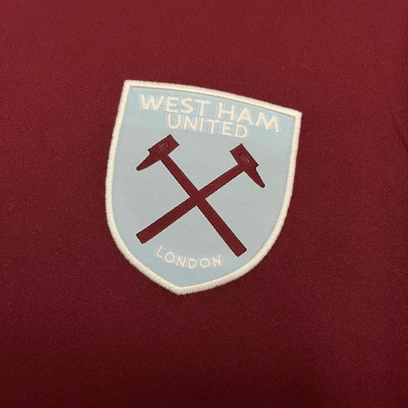 Camisa West Ham Home I 2024/25 Umbro Torcedor Masculina - modelo vinho, uniforme principal dos Hammers, escudo em destaque e design clássico assinado pela Umbro.