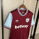 Camisa West Ham Home I 2024/25 Umbro Torcedor Masculina - modelo vinho, uniforme principal dos Hammers, escudo em destaque e design clássico assinado pela Umbro.
