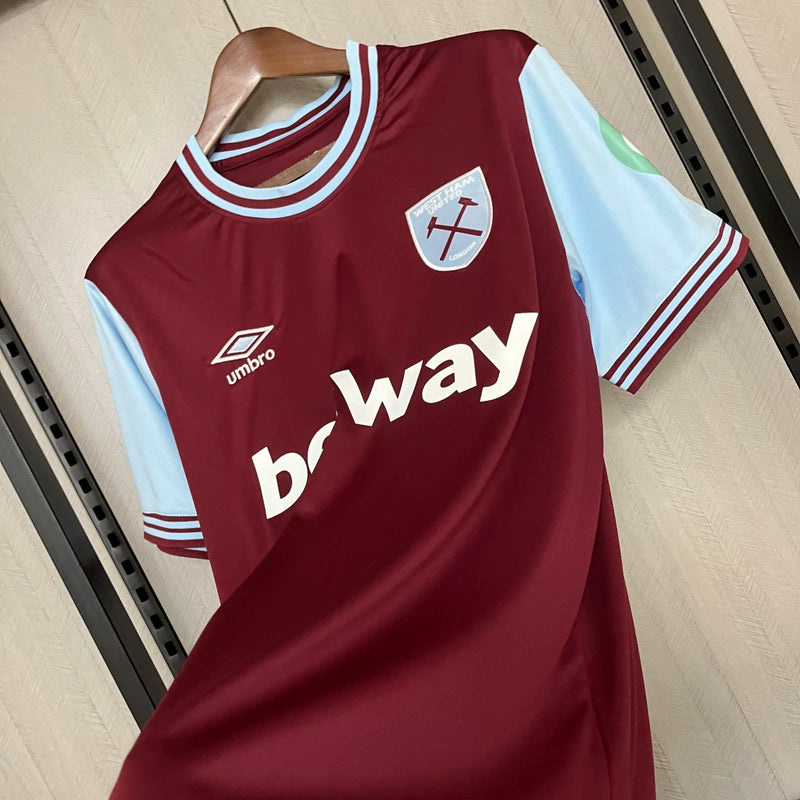Camisa West Ham Home I 2024/25 Umbro Torcedor Masculina - modelo vinho, uniforme principal dos Hammers, escudo em destaque e design clássico assinado pela Umbro.
