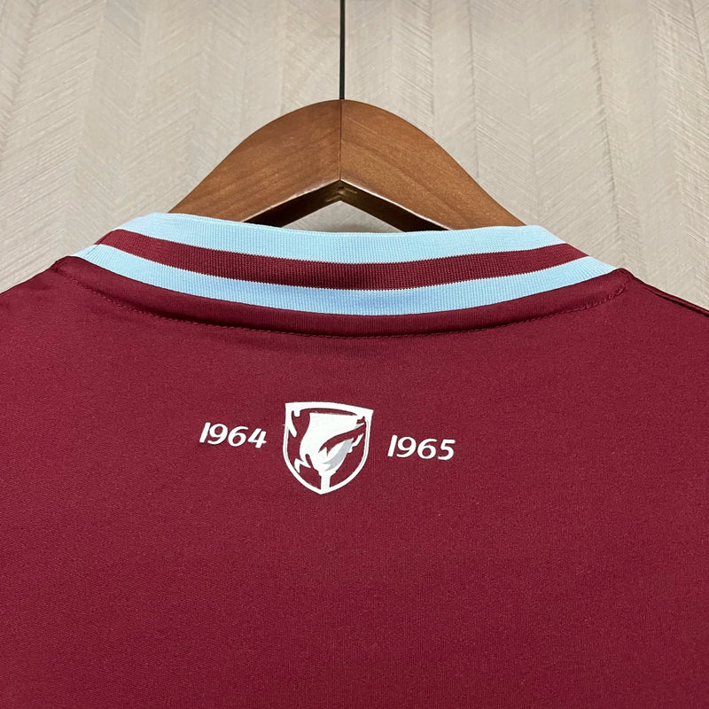 Camisa West Ham Home I 2024/25 Umbro Torcedor Masculina - modelo vinho, uniforme principal dos Hammers, escudo em destaque e design clássico assinado pela Umbro.