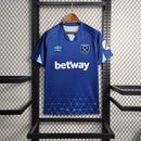 Camisa West Ham Third III 2023/24 Umbro Torcedor Masculina - modelo azul, terceiro uniforme dos Hammers, escudo em destaque e design moderno assinado pela Umbro.