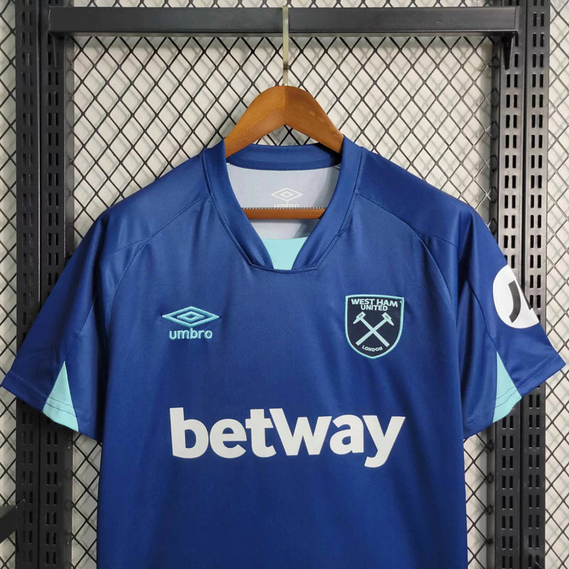 Camisa West Ham Third III 2023/24 Umbro Torcedor Masculina - modelo azul, terceiro uniforme dos Hammers, escudo em destaque e design moderno assinado pela Umbro.