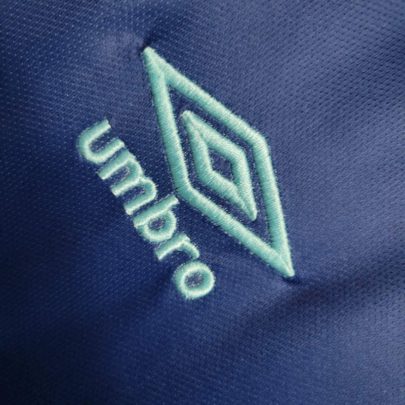 Camisa West Ham Third III 2023/24 Umbro Torcedor Masculina - modelo azul, terceiro uniforme dos Hammers, escudo em destaque e design moderno assinado pela Umbro.