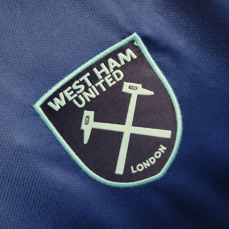 Camisa West Ham Third III 2023/24 Umbro Torcedor Masculina - modelo azul, terceiro uniforme dos Hammers, escudo em destaque e design moderno assinado pela Umbro.