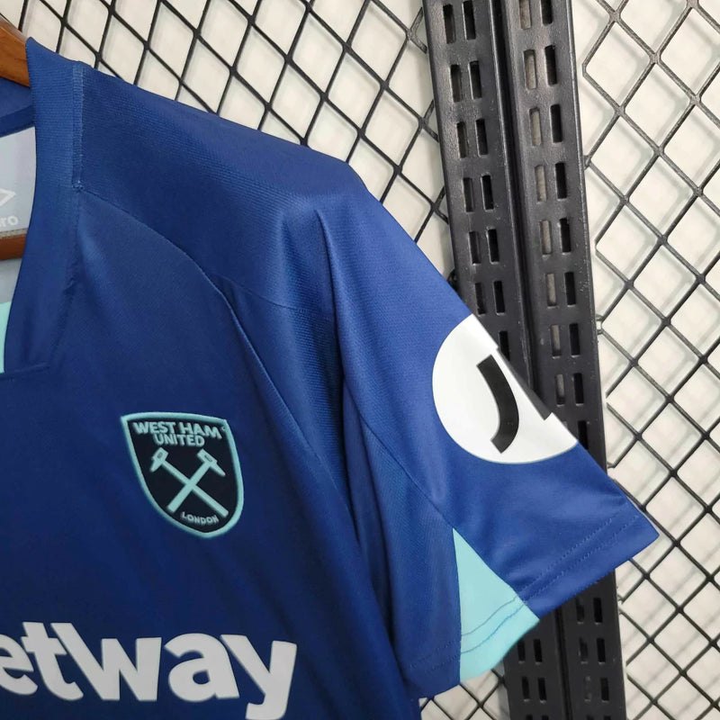 Camisa West Ham Third III 2023/24 Umbro Torcedor Masculina - modelo azul, terceiro uniforme dos Hammers, escudo em destaque e design moderno assinado pela Umbro.