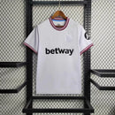 Camisa West Ham Away II 2023/24 Umbro Torcedor Masculina - modelo branco, uniforme de visitante dos Hammers, escudo em destaque e design moderno assinado pela Umbro.