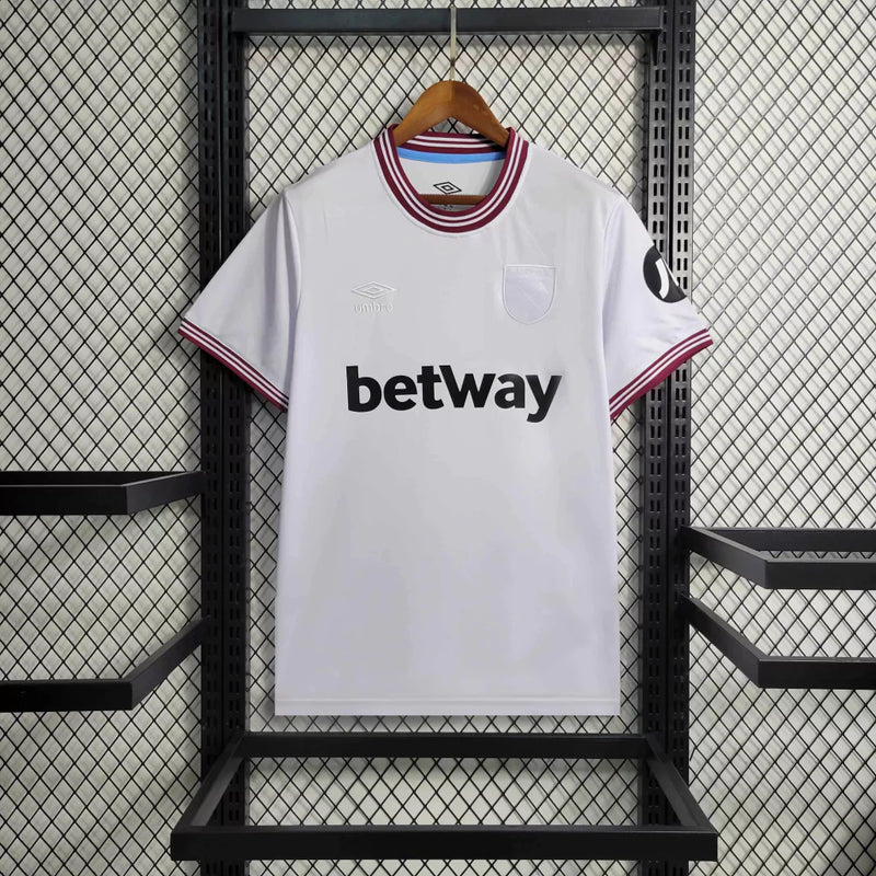 Camisa West Ham Away II 2023/24 Umbro Torcedor Masculina - modelo branco, uniforme de visitante dos Hammers, escudo em destaque e design moderno assinado pela Umbro.