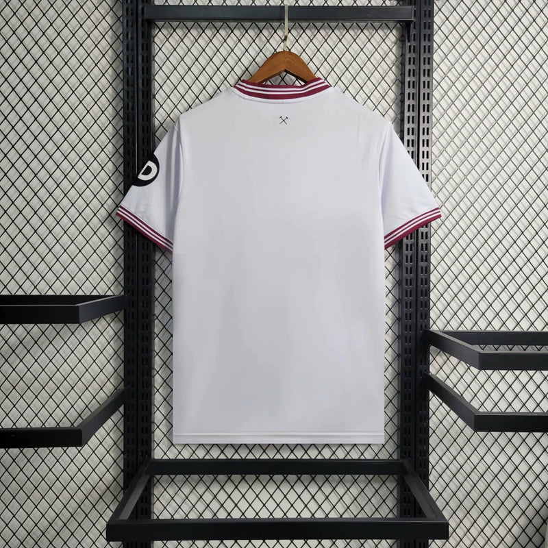 Camisa West Ham Away II 2023/24 Umbro Torcedor Masculina - modelo branco, uniforme de visitante dos Hammers, escudo em destaque e design moderno assinado pela Umbro.